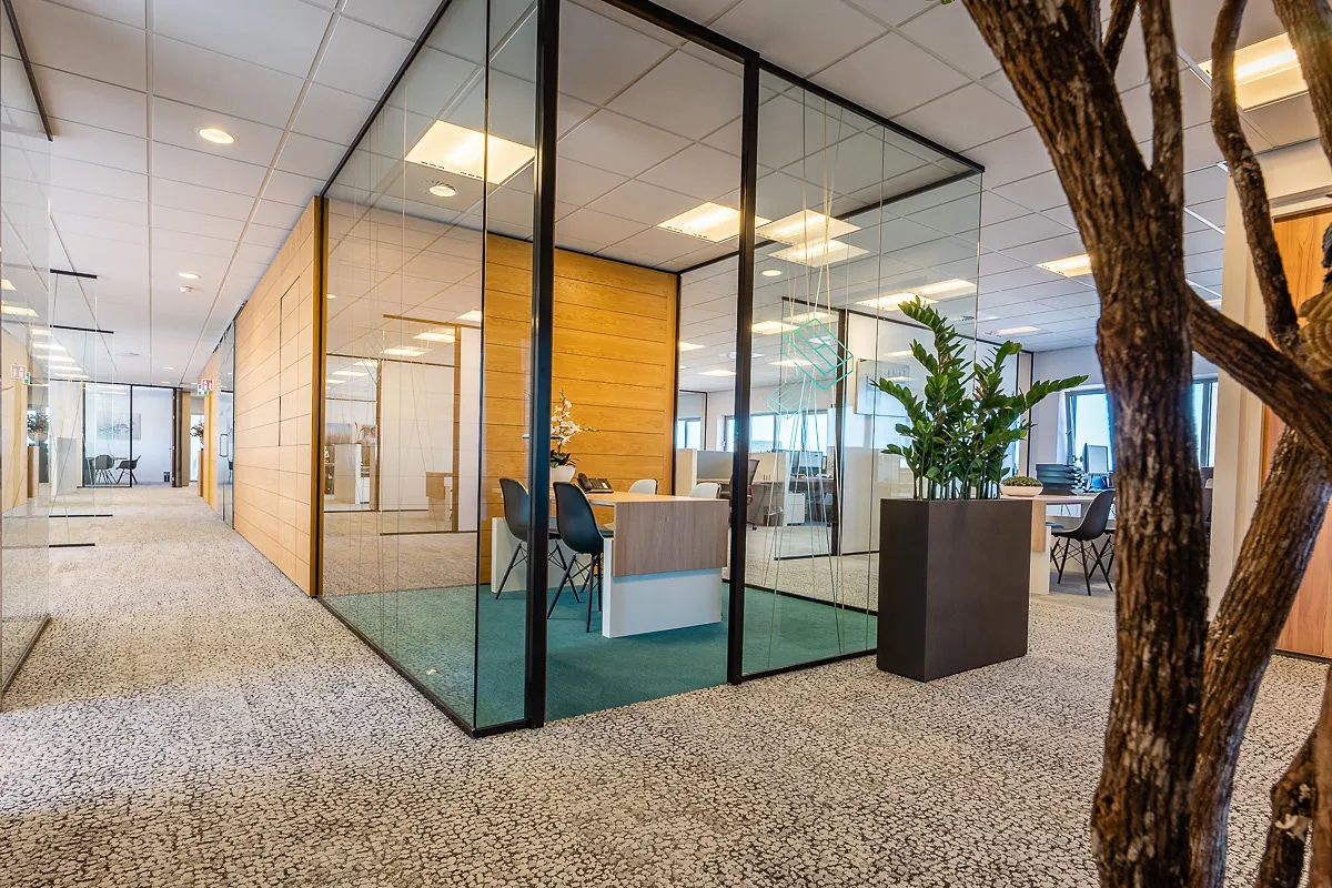 Moderne kantoorruimte in Rivium Quadrant met glazen vergaderruimtes, houten wanden en stijlvolle inrichting.